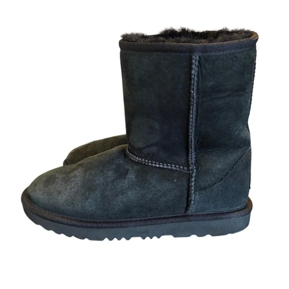 UGG Kids Classic Size 4 Short II Boots Black Suede Shearling 1017703K NEW‎